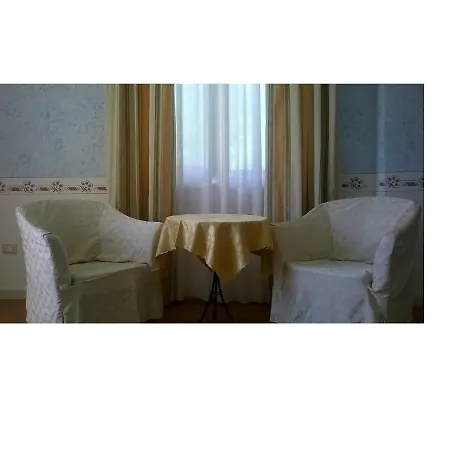 Hotel Caroline Ξενοδοχείο 4*