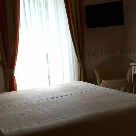 Hotel Caroline Brusimpiano
