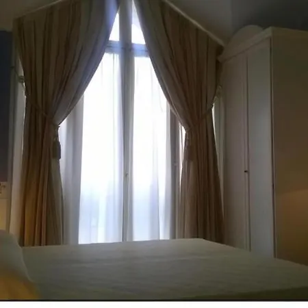 Hotel Caroline Ξενοδοχείο 4*