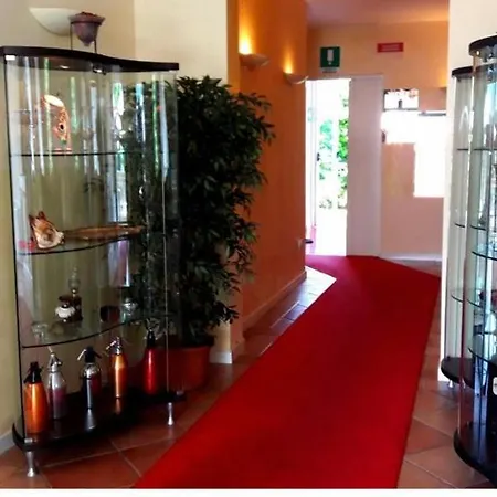 Hotel Caroline Ξενοδοχείο Brusimpiano